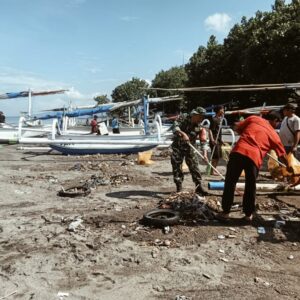“Satu Langkah Seribu Manfaat”, Babinsa dan Warga Bersatu Jaga Pantai