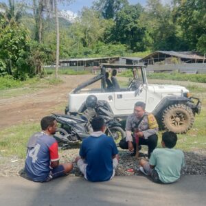BHABINKAMTIBMAS DESA MOTENG JALIN SILATURAHMI DENGAN WARGA CIPTAKAN KAMTIBMAS YANG KONDUSIF