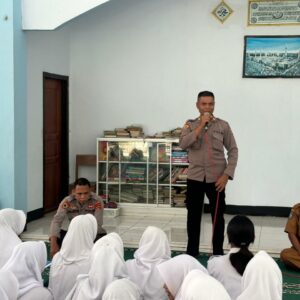 Sosialisasi Penerimaan Siswa Baru SMA Kemala Taruna Bhayangkara oleh Bag SDM Polres Bima Kota di SMPN 1 Kota Bima