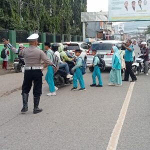 Unit Lantas Polsek Rasanae Barat Polres Bima Kota Laksanakan Kegiatan Rawan Pagi, Bantu Pelajar Menyebrang Jalan