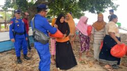 POLRES DOMPU GELAR BAKTI SOSIAL DALAM RANGKA HUT POLAIRUD KE-75 DI PESISIR DESA NANGAMIRO