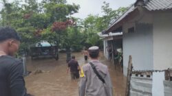BHABINKAMTIBMAS DESA SONGGAJAH SIGAP EVAKUASI WARGA TERDAMPAK BANJIR DI KECAMATAN KEMPO