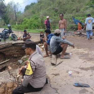 Longsor, Jalan Lintas Tente-Langgudu Terputus, Bhabinkamtibmas Polsek Monta dan Warga Buat Jalan Alternatif dan Bantu Para Pengendara