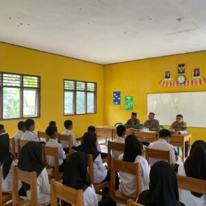 Bhabinkamtibmas Desa Mataiyang Gelar Sosialisasi di SMP Satap, Bangkitkan Semangat Pelajar Jadi Anggota Polri