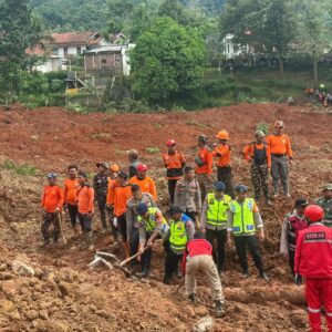 Polri Kerahkan 155 Personel, 4 Anjing Pelacak, dan Perkuat Operasi SAR Longsor Cibeunying 21 Warga Tertimbun