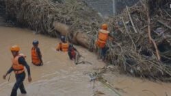Sat Polairud Polres Bima Kota Lakukan Pencarian Korban Terseret Banjir di Dam Rontu dan Perairan Teluk Bima