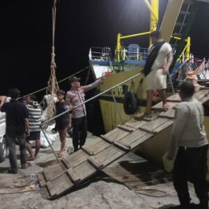 Polsek Kawasan Pelabuhan Laut Bima Gelar Patroli Rutin dan Pemeriksaan Barang Bongkar Muat di Area Pelabuhan Bima