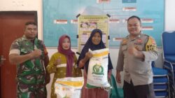 Bhabinkamtibmas dan Babinsa Dampingi Distribusi Bantuan Pangan di Desa Sekongkang Bawah