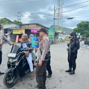 Edukasi Keselamatan , Sat Lantas Polres Lombok utara di Simpang 4 Pemenang.