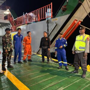 Polsek Kawasan Pelabuhan Laut Tano Jaga Keamanan Pengguna Jasa Pelabuhan