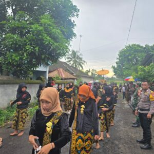 BHABINKAMTIBMAS DESA PAJANGAN LAKSANAKAN PENGAMANAN ACARA NYONGKOLAN DI DUSUN DASAN BARU