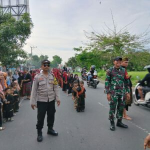 BHABINKAMTIBMAS DESA PENGENJEK LAKSANAKAN PENGAMANAN KEGIATAN NYONGKOLAN DI DESA NYEROT