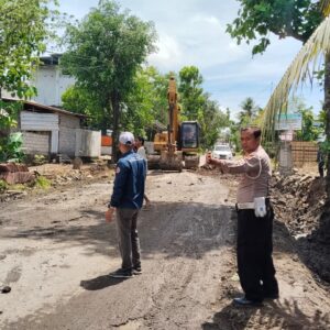 Polsek Prabar Kawal Giat Pengaspalan serta Pengerjaan Drainase Jalan Raya Bonder–Mangkung.