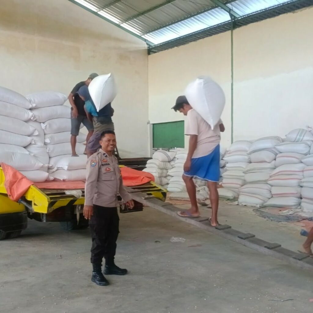 Jaga Stabilitas Pangan, Polsek Gerung Dampingi Penjualan Jagung