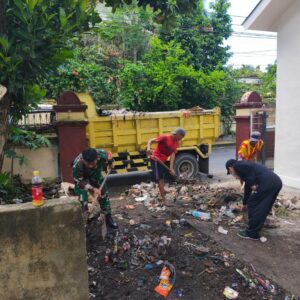 Selamatkan Lingkungan, Babinsa Pimpin Aksi Bersih Saluran Irigasi