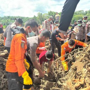 Tugas Kemanusiaan Berlanjut: Tim Brimob Polda Riau Evakuasi Jenazah Korban Bencana di Kecamatan Palembayan