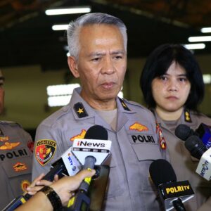 Slog Polri Percepat Distribusi Bantuan ke Tiga Provinsi Terdampak Bencana Melalui Jalur Udara dan Laut