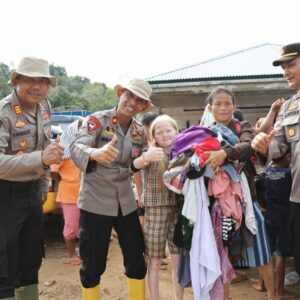 Selimut Sehangat Kasih Ibu, Polres Tapteng Bagikan Bantuan Pakaian untuk Korban Banjir