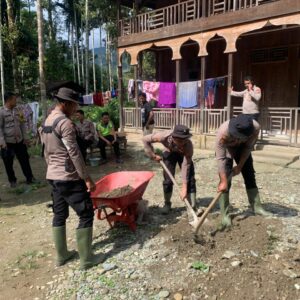 Gotong Royong di Pesantren Terdampak Banjir Bandang, Polres Nagan Raya Hadir Bantu Pemulihan