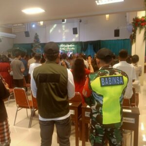 Babinsa, Linmas, dan Pecalang Jaga Natal Damai