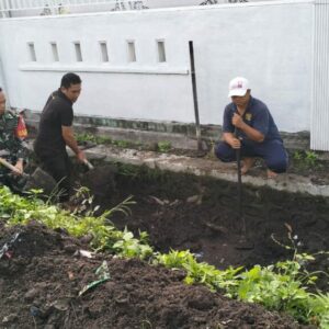 Cegah Banjir, Babinsa Gelogor Gerakkan Gotong Royong Warga