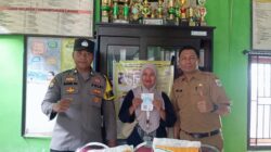 Briptu Baori Rozak Anjani melaksanakan kegiatan pendampingan pendistribusian bantuan pangan dari Perum Bulog