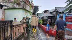 Babinsa dan Lurah Pantau Luapan Sungai di Ampenan