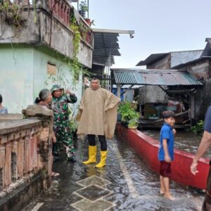 Babinsa dan Lurah Pantau Luapan Sungai di Ampenan