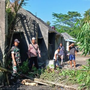 Hujan Deras Picu Longsor, Babinsa Lakukan Peringatan Dini