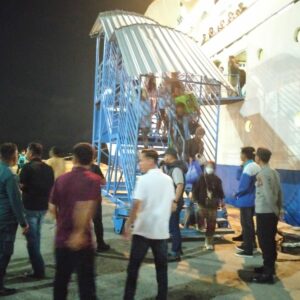 Polsek Kawasan Pelabuhan Laut Bima Laksanakan Pengamanan Km. Binaiya Yang Melakukan Embarkasi–Debarkasi Di Pelabuhan Bima