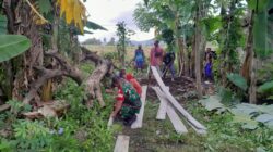 Akses Warga Membaik, Babinsa Pantau Pekerjaan Gang Lembar