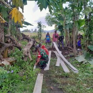 Akses Warga Membaik, Babinsa Pantau Pekerjaan Gang Lembar