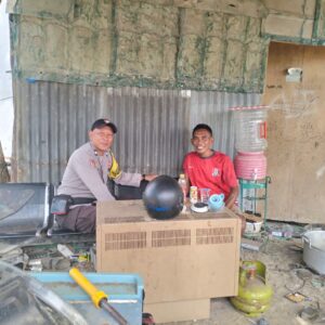 Bhabinkamtibmas Polres Bima Kota Imbau Pembeli Besi Tua Agar Lebih Selektif dan Waspada