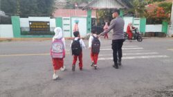 Jamin Keselamatan Anak Sekolah, Polsek Rhee Gelar Rawan Pagi di Jalur Lintas Sumbawa-Tano