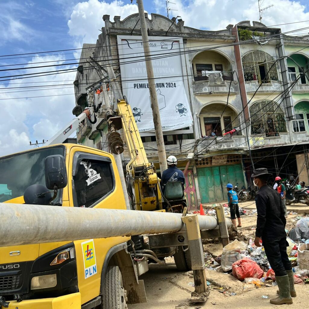 Personel Brimob Kawal Penormalan Listrik di Aceh Tamiang