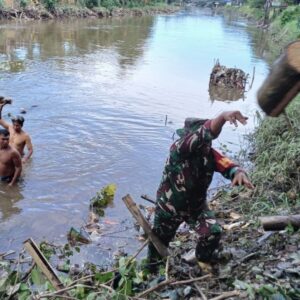 Babinsa dan Warga Satukan Aksi Peduli Lingkungan Ampenan