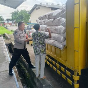 Polsek Gerung Kawal 7 Ton Jagung Petani ke BULOG NTB