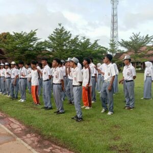 Babinsa Gunungsari Tanamkan Disiplin Siswa SMAN 1