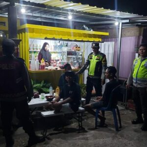 Patroli Dialogis Polsek Seteluk Jaga Stabilitas Kamtibmas di Desa Seteluk Tengah