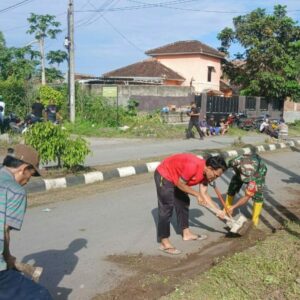 Kepedulian Babinsa Telagawaru Wujudkan Lingkungan Bersih