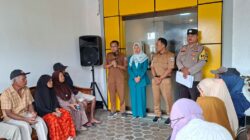 Bhabinkamtibmas Desa Sekongkang Bawah Dampingi Pembagian Kartu KSB Maju