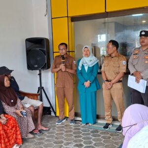 Bhabinkamtibmas Desa Sekongkang Bawah Dampingi Pembagian Kartu KSB Maju
