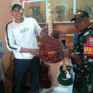 Gitar Akustik Rumahan Ampenan Diminati Turis Mancanegara