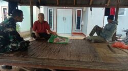 Komsos Babinsa Bentek Perkuat Ronda Malam Warga Dusun Goa