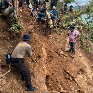 Polres Loteng Bersama Tim Gabungan Tertibkan Galian Bekas Tambang Ilegal di Gunung Dundang.