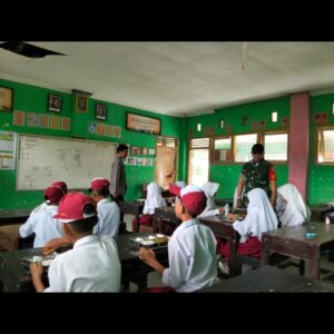 POLRES LOTENG KAWAL PENDISTRIBUSIAN MBG, BHABINKAMTIBMAS HADIR DI TENGAH SISWA