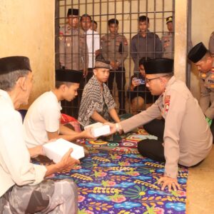 Kapolres Loteng Berbagi Makanan dengan Para Tahanan di Momen Tahun Baru 2026.
