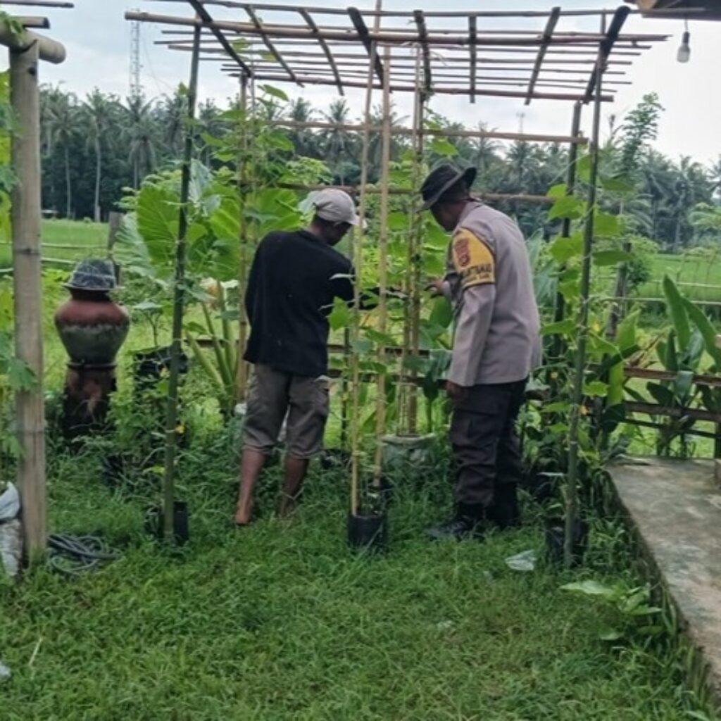 Bhabinkamtibmas Edukasi Warga Manfaatkan Lahan Produktif