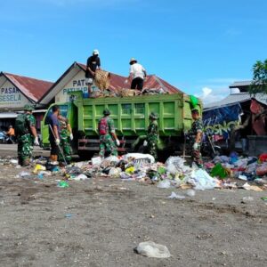 Sinergi TNI dan Warga Atasi Sampah Pasar Sesela