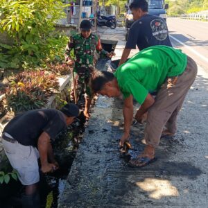 Babinsa dan Warga Segara Katon Bersatu Bersihkan Selokan